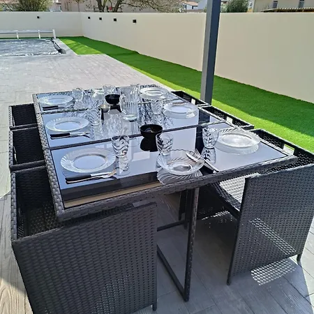 10 People With Private Pool In A Quiet Area